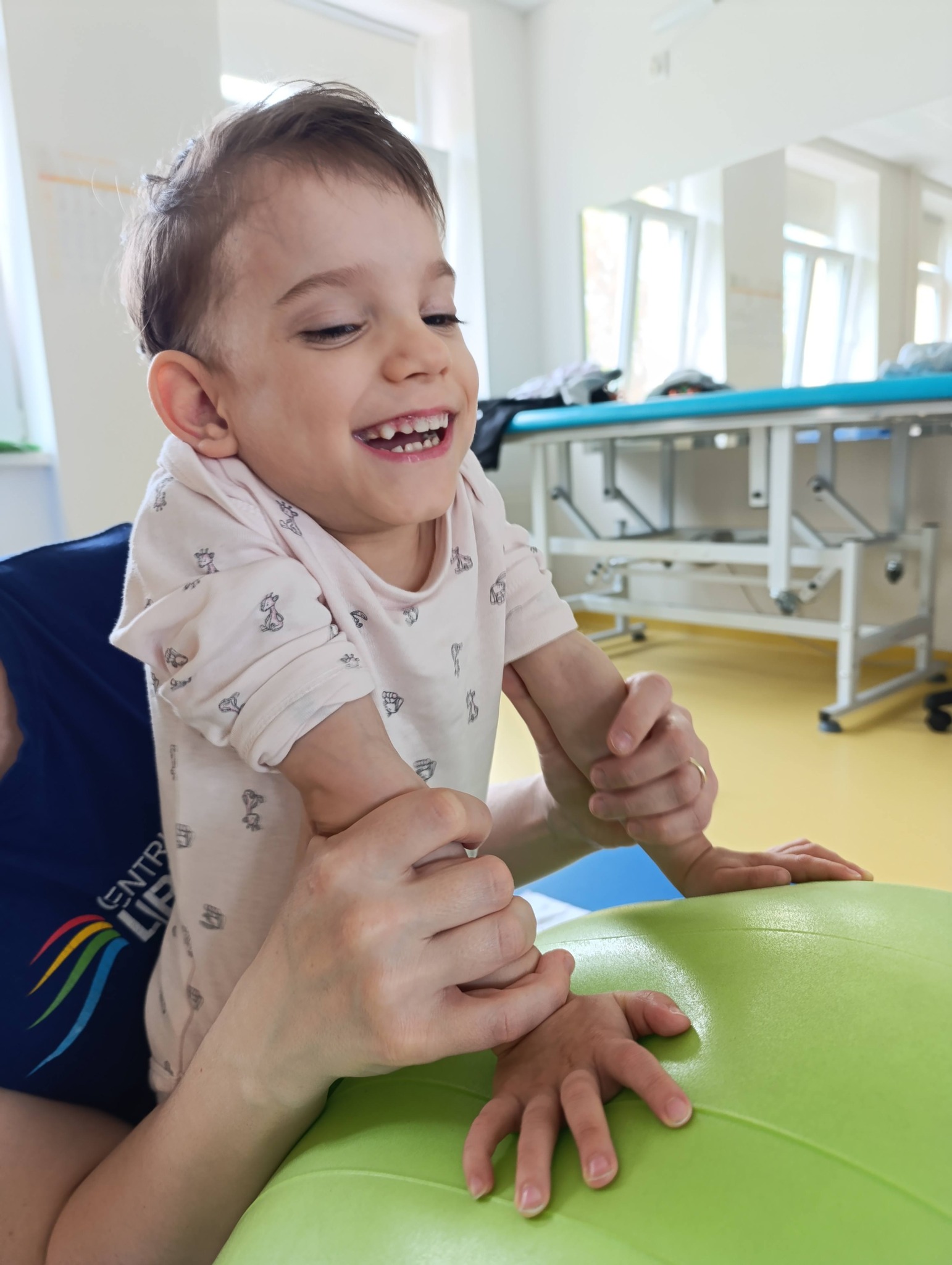 Keď aj malý pokrok znamená veľkú nádej – pomôžte Lenke na jej ceste